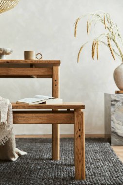 Ahşap aile masası, bank ve güzel ev dekorasyonları ve aksesuarları olan zarif iç dekorasyonun yaratıcı kompozisyonu. Modern ev konsepti. Wabi-Sabi ilhamı. Şablon
