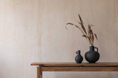 Zarif ahşap banklı yaratıcı iç tasarım. Güzel dekorasyon ve aksesuarlar. Modern ev iç tasarımı. Geçmişe dönük ilham. Uzayı kopyala Yapı duvarı. Şablon