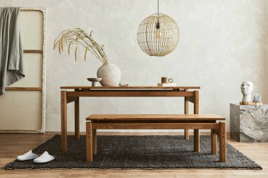 Ahşap aile masası, bank ve güzel ev dekorasyonları ve aksesuarları olan zarif iç dekorasyonun yaratıcı kompozisyonu. Modern ev konsepti. Wabi-Sabi ilhamı. Şablon.