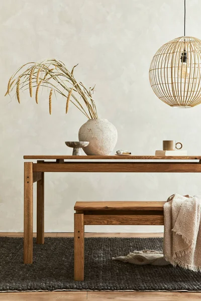 精致的餐厅内部构图 配有木制餐桌 设计家居装饰和个人配饰 现代家居用品Wabi Sabi的灵感 — 图库照片