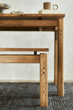 Ahşap yemek masası, bank ve tasarım ev dekorasyonları ve kişisel aksesuarları olan şık bir kompozisyon. Modern ev dekorasyonu. Wabi Sabi ilham kaynağı. Şablon.