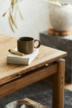 Zarif ahşap yemek masasının yaratıcı kompozisyonu. Güzel ev dekorasyonları ve aksesuarlar. Modern ev iç tasarımı. Wabi-Sabi ilhamı. Şablon