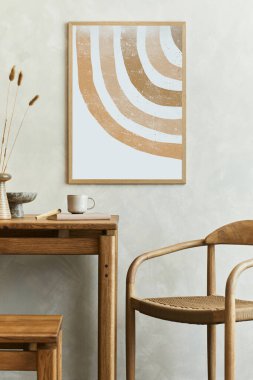 Şık bir Wabi-Sabi yemek odası iç tasarımı poster çerçevesi, ahşap yemek masası, koltuk ve pahalı kişisel aksesuarlar. Modern ev dekorasyonu. Şablon. 