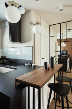 Biuld mutfağı ve mutfak adası olan minimalist, kahverengi mutfak. Geometrik biçimler ve şekiller. Şablon.