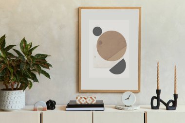 Modern oturma odasının dekorasyonu poster çerçevesi, ahşap büfe ve boho 'dan esinlenilmiş aksesuarlarla. Şablon.