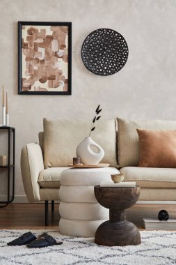 Bej kanepe, siyah konsol, kahve masası, puf, poster çerçevesi ve yaratıcı tasarım kişisel aksesuarları olan şık bir oturma odası kompozisyonu. Uzayı kopyala Şablon