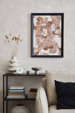 Oturma odası, bej kanepeli, siyah konsollu, poster çerçeveli ve şık dekorlu. Uzayı kopyala Şablon