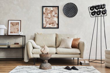 Bej kanepe, siyah konsol, kahve masası, puf, poster çerçevesi ve yaratıcı tasarım kişisel aksesuarları olan şık bir oturma odası kompozisyonu. Uzayı kopyala Şablon