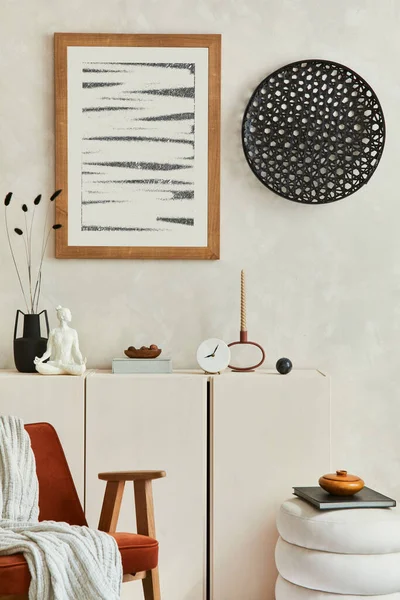 现代客厅室内装饰风格别致 配有模拟画框 木制餐具柜 扶手椅和老式配饰 — 图库照片