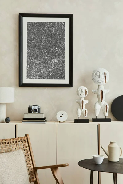 现代米黄色客厅室内设计的创意构图与设计的雕塑 模型海报框架 米黄色木制餐具柜和个人配饰 — 图库照片