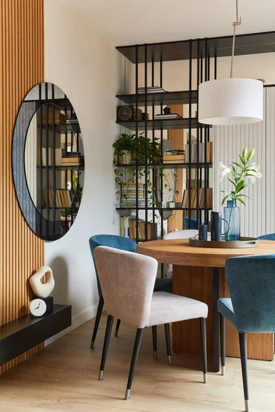 Gaya Komposisi Elegan Ruang Makan Interior Desain Dengan Kursi Beludru Stok Lukisan  