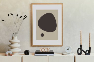 Şık ve modern bej oturma odası iç kompozisyonu poster çerçevesi, bej ahşap büfe ve Boho 'dan esinlenilmiş aksesuarlar. Şablon