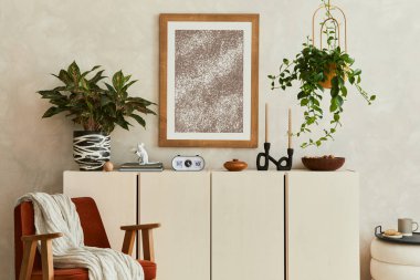 Modern oturma odasının iç dekorasyonu poster çerçevesi, ahşap büfe, koltuk, bitkiler ve klasik aksesuarlarla süslenmiş. Şablon.