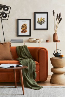 Modern oturma odasının iki tane poster çerçevesi, retro tasarım kanepesi, siyah lamba ve yaratıcı kişisel aksesuarları olan şık bir iç mekanı. Hippi alanı. Şablon.