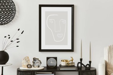 Poster çerçevesi, koltuk, konsol ve zarif kişisel aksesuarları olan yaratıcı iç mekan kompozisyonu. Fotokopi. Şablon