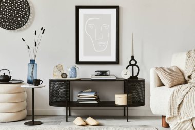 Konsol, koltuk, poster çerçevesi, vazo, mücevher ve klasik kişisel aksesuarlarla oturma odasının yaratıcı iç tasarımı. Uzayı kopyala Şablon