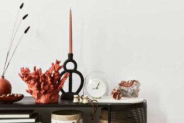 Konsol, şamdan, mücevher ve şık kişisel aksesuarları olan zarif bir oturma odası kompozisyonu. Uzayı kopyala Şablon