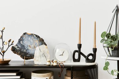 Zarif oturma odasının konsol, şamdan, mücevher ve şık kişisel aksesuarlarla ihtiyatlı bir kompozisyonu. Uzayı kopyala Şablon