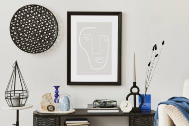 Konsol, koltuk ve poster çerçeveli şık bir iç dizayn. Mumlar, değerli taşlar ve klasik şahsi aksesuarlar. Uzayı kopyala Şablon