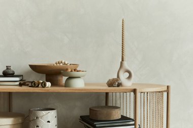 Şık oturma odasının yaratıcı kompozisyonu. Candlectick, tepsiler ve kişisel aksesuarlar. Uzayı kopyala Şablon.