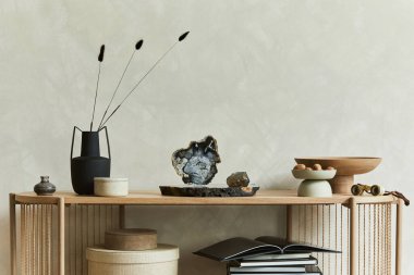 Şık oturma odasının yaratıcı kompozisyonu. Candlectick, tepsiler ve kişisel aksesuarlar. Uzayı kopyala Şablon.