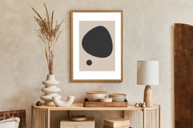 Oturma odasının iç tasarımı konsollu ve poster çerçeveli. Lamba, vazo ve zarif kişisel aksesuarlar. Uzayı kopyala Şablon