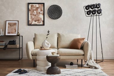 Kanepe, konsol, poster çerçevesi, lamba ve şık kişisel aksesuarları ile modern elegnat oturma odası iç tasarımı. Uzayı kopyala Şablon