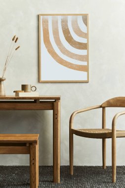 Şık bir Wabi-Sabi yemek odası iç tasarımı poster çerçevesi, ahşap yemek masası, koltuk ve pahalı kişisel aksesuarlar. Modern ev dekorasyonu. Şablon