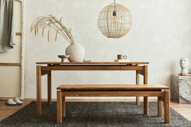 Ahşap aile masası, bank ve güzel ev dekorasyonları ve aksesuarları olan zarif iç dekorasyonun yaratıcı kompozisyonu. Modern ev konsepti. Wabi-Sabi ilhamı. Şablon