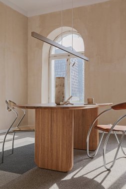 Ahşap yemek masası, koltuk ve dekorasyon ev dekorasyonlarıyla şık bir kompozisyon. Modern ev dekorasyonu. Köylü ilhamı. Strucutre duvarı. Şablon.