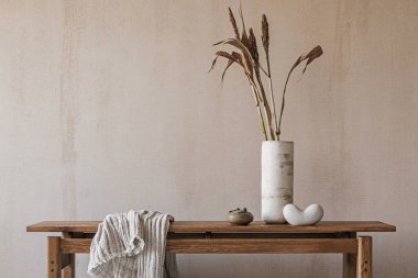 Zarif ahşap banklı şık bir iç kompozisyon. Güzel dekorasyon ve aksesuarlar. Modern ev iç tasarımı. Geçmişe dönük ilham. Uzayı kopyala Yapı duvarı. Şablon