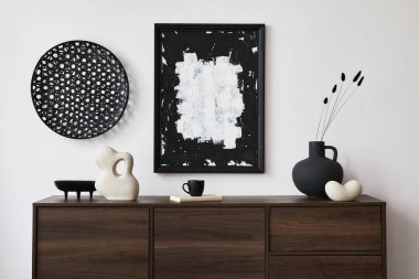 Modern oturma odası iç tasarımının yaratıcı kompozisyonu poster çerçevesi, kahverengi tuvalet, vazolar, heykel ve kişisel aksesuarlar. Beyaz duvar. Uzayı kopyala Şablon