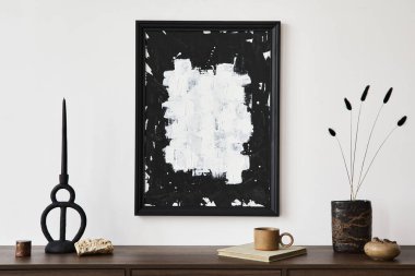 Poster çerçevesi, kahverengi ahşap klozet ve küçük dekorasyonlu şık bir oturma odası kompozisyonu. Beyaz duvar. Uzayı kopyala Şablon. 