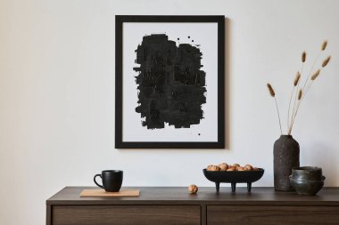 Yaratıcı oturma odasının minimalist kompozisyonu poster çerçevesi ve ahşap klozette şık küçük aksesuarlar. Uzayı kopyala Şablon. Gerçek fotoğraf.