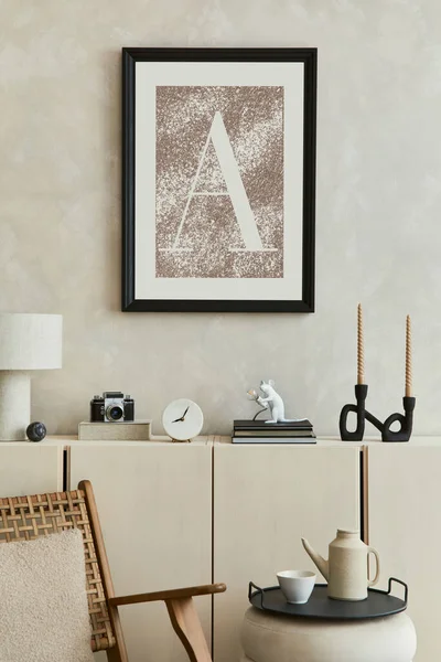 雅致的写作风格的客厅里屋内饰与模拟海报框架 米色的餐具柜和简约的个人配饰 复制空间 — 图库照片