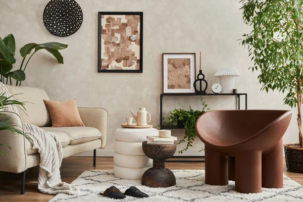 Şık oturma odası iç tasarımının modern kompozisyonu poster çerçevesi, kanepe, koltuk, puf, konsol, kahve masası, bitkiler ve şık kişisel aksesuarlar. Uzayı kopyala Şablon. 