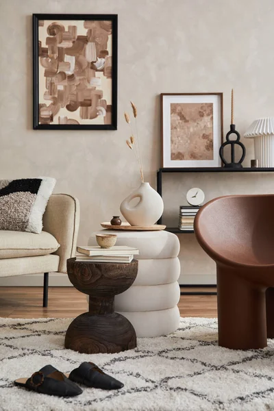 雅致客厅室内设计的现代构图 附有仿制的招贴画框架 扶手椅 控制台 咖啡桌 植物及时尚的个人配饰 复制空间 — 图库照片