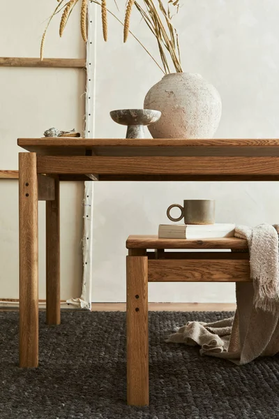 雅致的餐厅室内设计的创意构图 配以木制家庭餐桌 长椅和漂亮的家居装饰及配饰 现代家庭观念 Wabi Sabi的灵感 — 图库照片