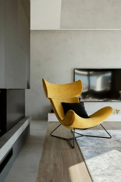 Criativa Sala Estar Composição Interior Com Poltrona Amarela Tapete Chão — Fotografia de Stock