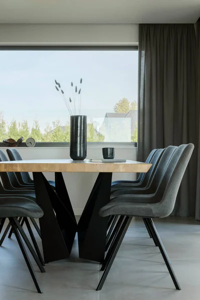 ベルベットのアームチェア デザイン長方形の木製テーブルと美しいパーソナルアクセサリーとエレガントなダイニングルームのインテリアデザインのスタイリッシュな組成 モダンなインテリアデザインのインスピレーション テンプレート — ストック写真