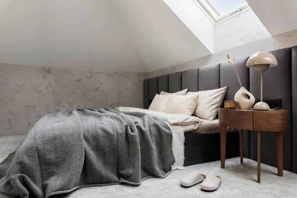 Minimalistisch Slaapkamerinterieur Met Grijs Bed Beige Beddengoed Houten Nachtkastje Elegante — Stockfoto