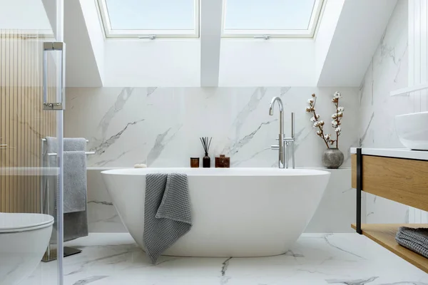 Stylish Bathroom Interior Design Marble Panels Bathtub Towels Other Personal — Stock Photo, Image