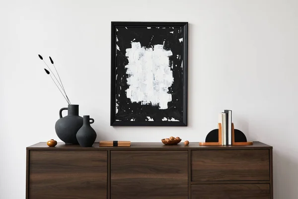 现代客厅室内设计的创意构图 具有模型的海报框架 棕色的梳妆台 花瓶和个人配饰 白墙复制空间 — 图库照片