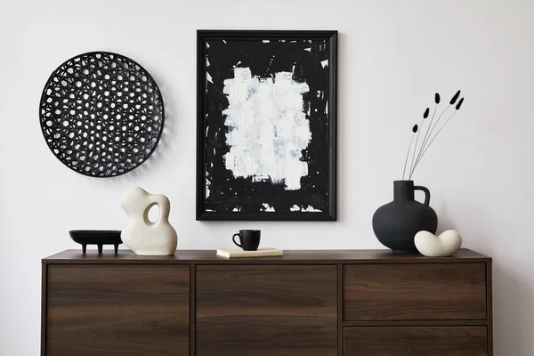 现代客厅室内设计的创意构图 具有模型的海报框架 棕色的堆芯 雕塑和个人配饰 白墙复制空间 — 图库照片
