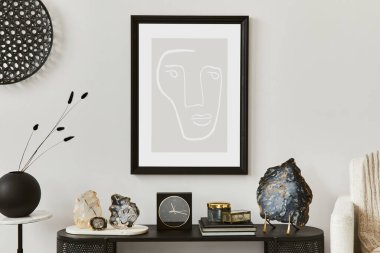 Konsol, koltuk, poster çerçevesi, vazo, mücevher ve klasik kişisel aksesuarlarla oturma odasının yaratıcı iç tasarımı. Uzayı kopyala Şablon