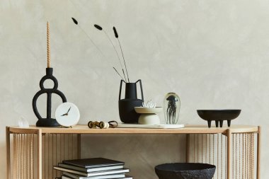 Oturma odasındaki konsolda kişisel aksesuarların şık kompozisyonu. Heykel, mum, mineraller ve tepsi. Uzayı kopyala Şablon.