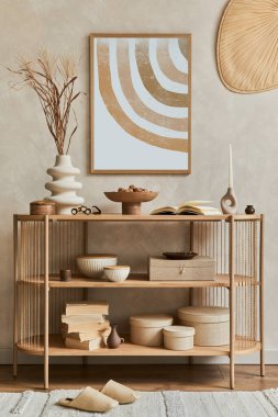 Poster çerçevesi, konsol, stil ve zarif kişisel aksesuarlarla kitap, vazo ve kutular şeklinde dekore edilmiş oturma odası iç tasarımının şık kompozisyonu. Fotokopi. Şablon.