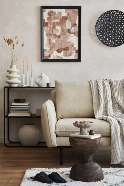 Elegantní Interiér Obývacího Pokoje Béžovou Pohovkou Černou Konzolí Modelovým Rámečkem — Stock fotografie
