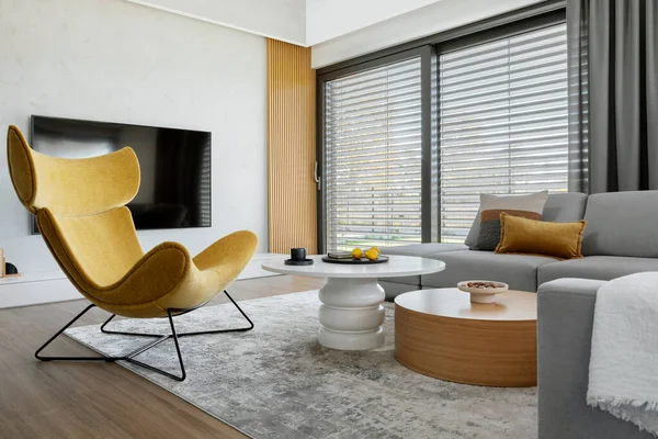 Köşe Bej Koltuklu Modern Oturma Odası Tasarımı Yaratıcı Yuvarlak Kahve — Stok fotoğraf