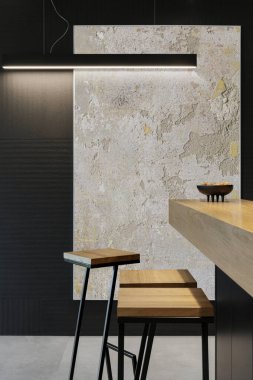 Mutfak adası, bar taburesi ve yaratıcı duvar dekorasyonu olan zarif modern mutfak. Çerçeveyi düzenle. Geometrik biçimler ve şekiller. Ayrıntılar. Şablon.